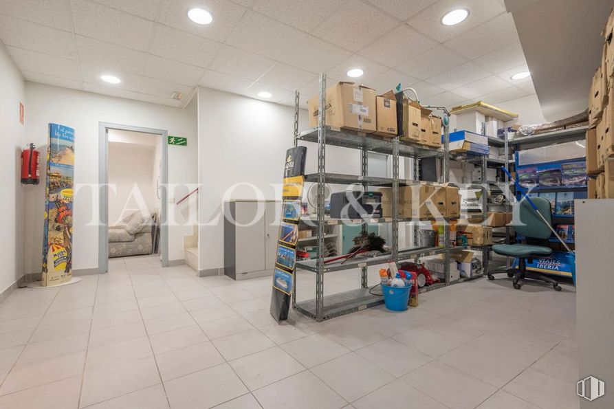 Local en venta en Calle Eras Altas, Villa de Vallecas, Madrid, 28031 con mueble, suelo, suelos, venta al por menor, arte, máquina, techo, evento, ingeniería y edificio alrededor