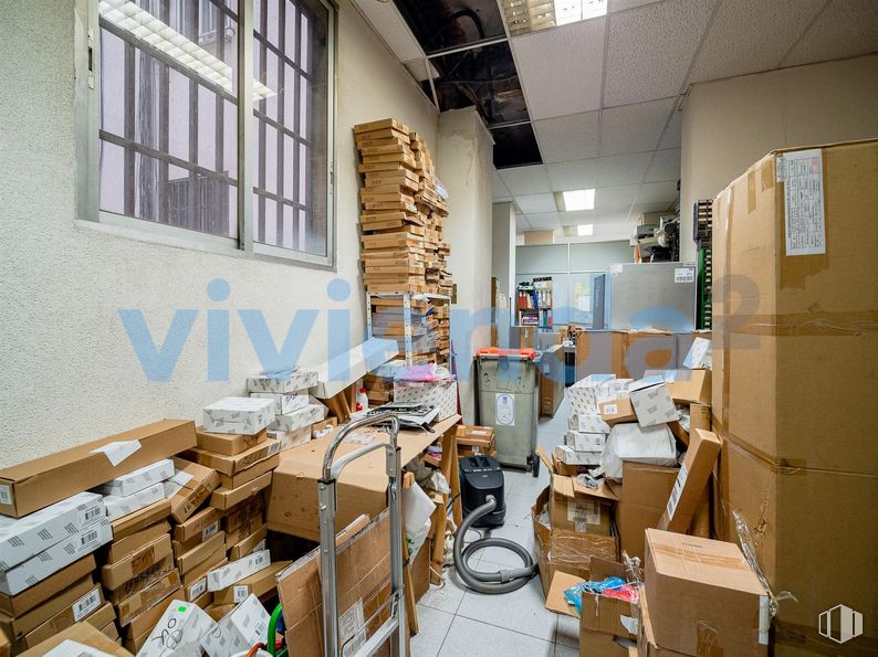 Local en venta en Paseo Virgen del Puerto, Arganzuela, Madrid, 28005 con ventana, caja de envío, caja, envases de cartón, cartón, producto de papel, envasado y etiquetado, almacén, inventario y materiales de embalaje alrededor