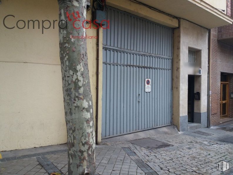 Local en alquiler y venta en Calle Santo Tomás, Segovia, 40002 con puerta, madera, superficie de carretera, accesorio, edificio, gas, fachada, asfalto, acera y puerta de casa alrededor