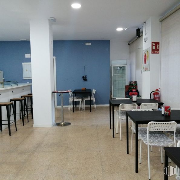 Local en alquiler en Calle Alfonso XII, Móstoles, Madrid, 28934 con silla, taburete, mesa, mueble, madera, piso, pasillo, pavimento, techo y planta de interior alrededor