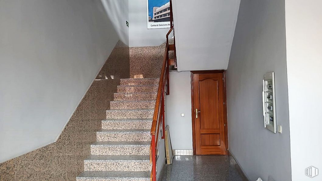 Industrial for sale at Polígono industrial Prado Overa, Leganés, Madrid, 28914 with door, building, stairs, fixture, wood, house, interior design, floor, flooring and composite material around