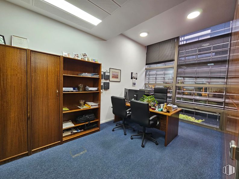 Oficina en venta en Natea Business Park, Avenida Industria, 4, Alcobendas, Madrid, 28108 con silla, escritorio, alacena, armario, estantería, mueble, propiedad, estante, ebanistería y estantería alrededor