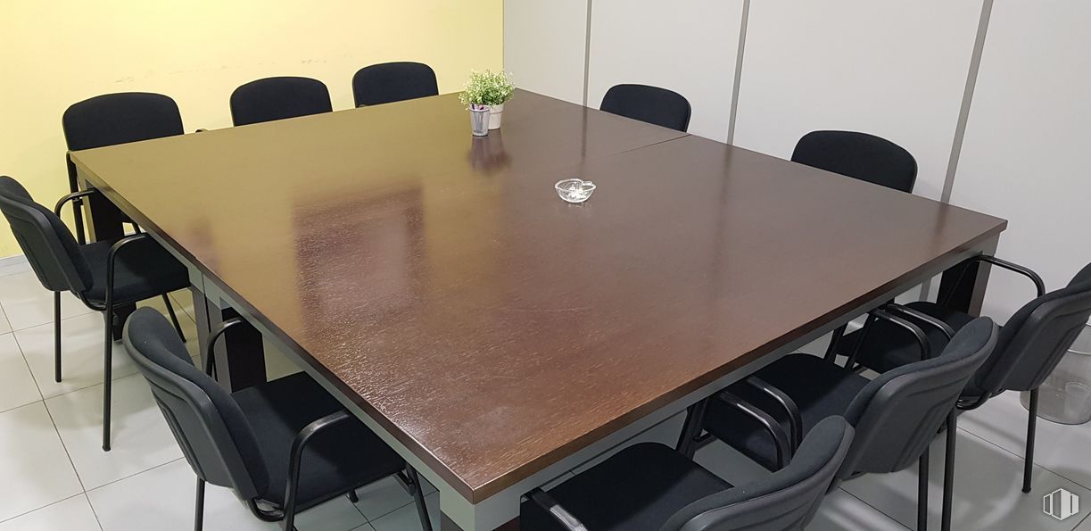 Oficina en alquiler en Edificio Ecu, Calle Medea, 4, San Blas - Canillejas, Madrid, 28037 con silla, mesa, mueble, mesa para entrada de conferencias, rectángulo, escritorio, planta, madera, mesa de cocina y comedor y material compuesto alrededor