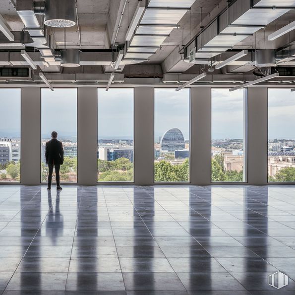 Oficina en alquiler en Edificio Polaris, Avenida Manoteras, 12, Hortaleza, Madrid, 28050 con persona, edificio, día, sombra, piso, cielo, pavimento, tintes y sombras, diseño urbano y fachada alrededor