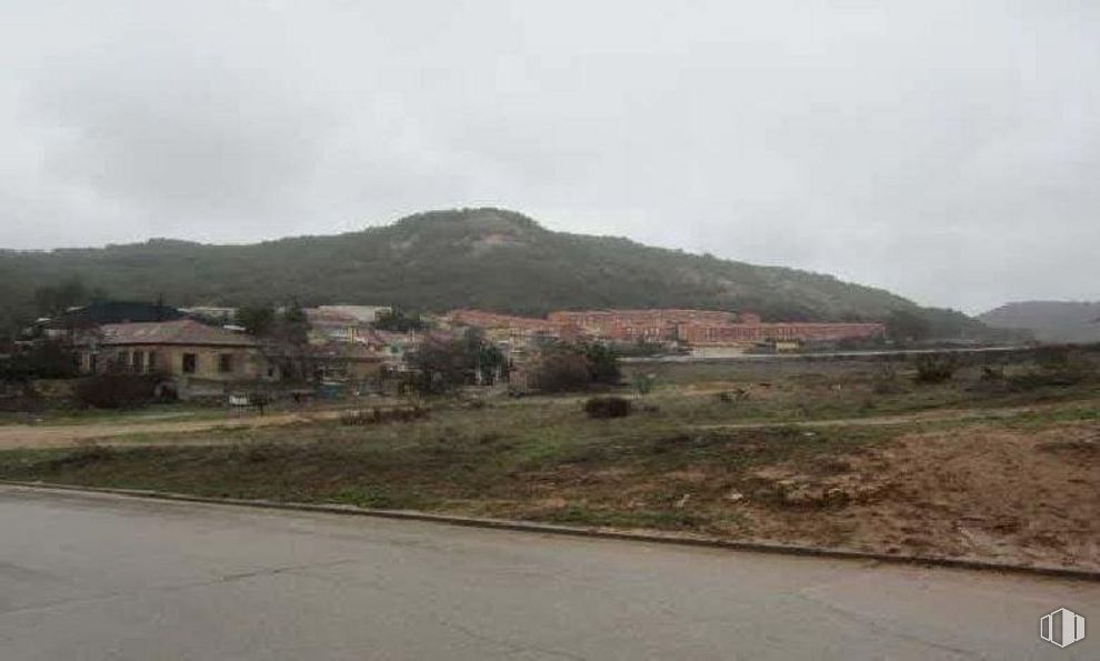 Suelo en venta en Calle Alameda, Chiloeches, Guadalajara, 19160 con casa, cielo, nube, planta, montaña, asfalto, llano, paisaje, fenómeno geológico y carretera alrededor