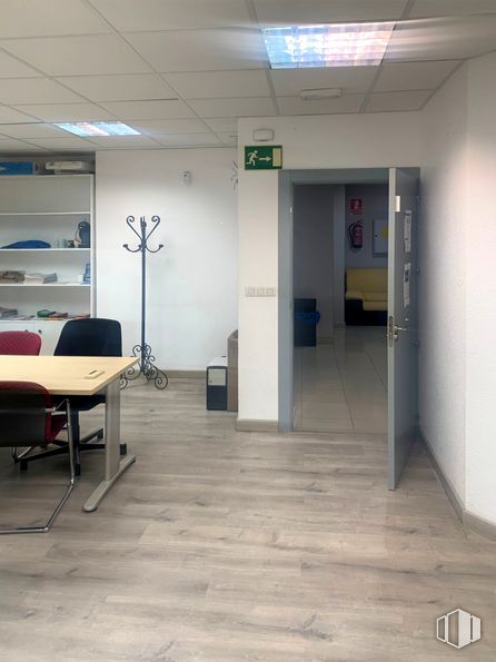 Oficina en alquiler en Calle Mayor, 50, Alcorcón, Madrid, 28921 con alumbrado, silla, puerta, edificio, suelos, interiorismo, madera, suelo, techo y hall alrededor