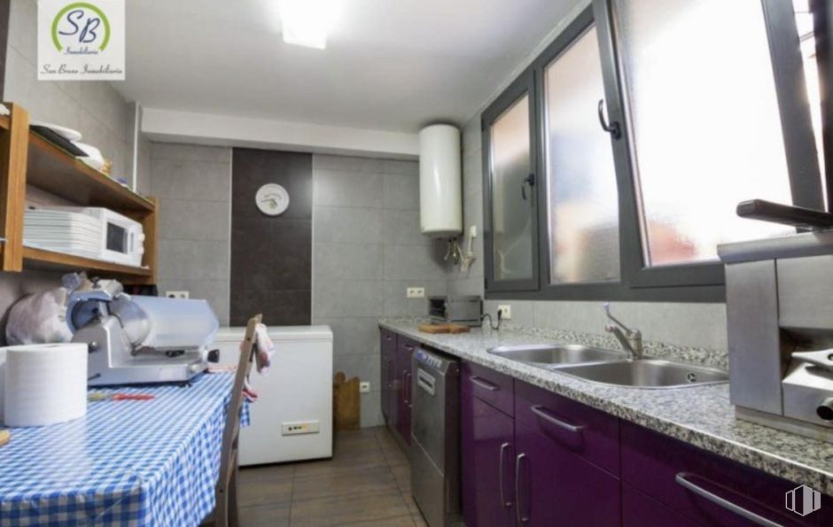 Local en alquiler y venta en Plaza Mayor del Sínodo, Aguilafuente, Segovia, 40340 con ebanistería, fregadero, propiedad, mueble, fregadero, encimera, grifo, edificio, cocina y madera alrededor