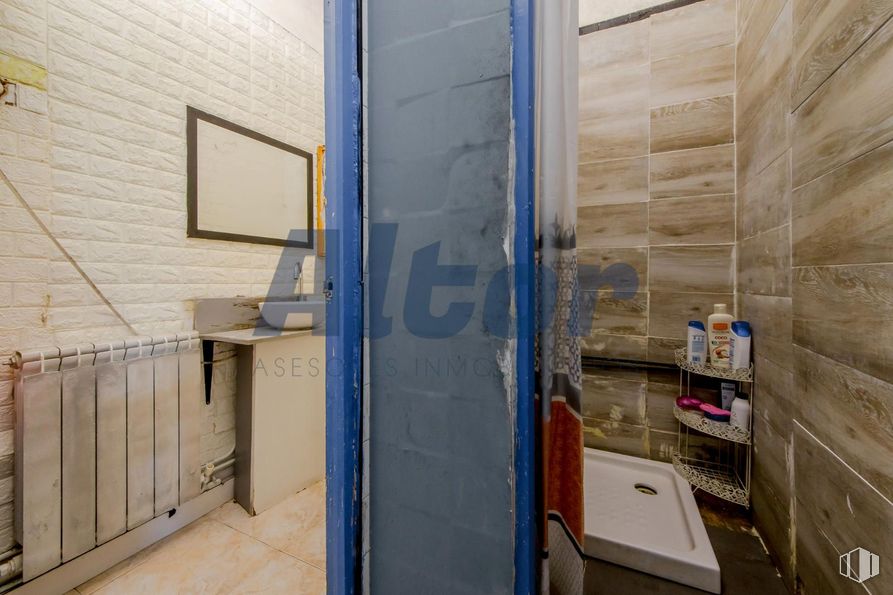 Local en venta en Calle Veza, 7, Tetuán, Madrid, 28029 con edificio, accesorio, madera, interiorismo, suelo, suelos, casa, puerta, inmobiliario y vidrio alrededor