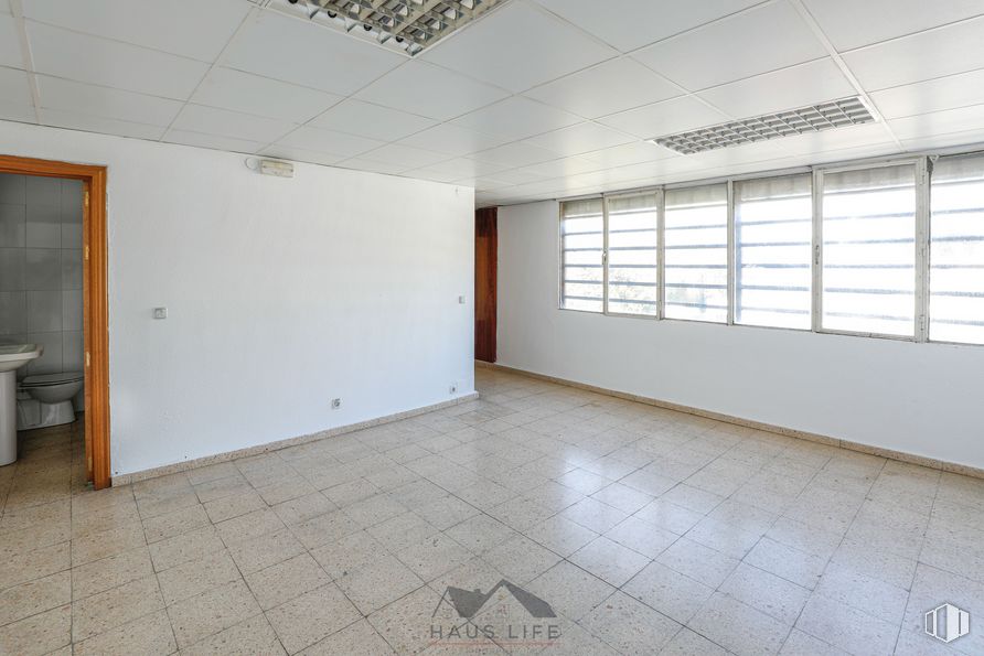 Nave en venta en Polígono La Yegua, Torrejón de Ardoz, Madrid, 28850 con ventana, accesorio, pasillo, arquitectura, madera, pavimento, piso, sombra, pared y bienes inmuebles alrededor