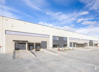 Industrial for rent at Engel, Fase III, Calle San Norberto, 26, Villaverde, Madrid, 28021 with cloud, sky, composite material, fixture, facade, building, commercial building, engineering, shade and concrete around