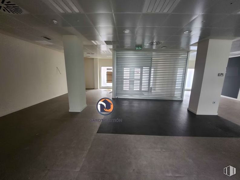 Retail for sale & for rent at Avenida Barcelona, Guadalajara, 19005 with window blind, building, fixture, interior design, floor, flooring, automotive design, art, ceiling and space around