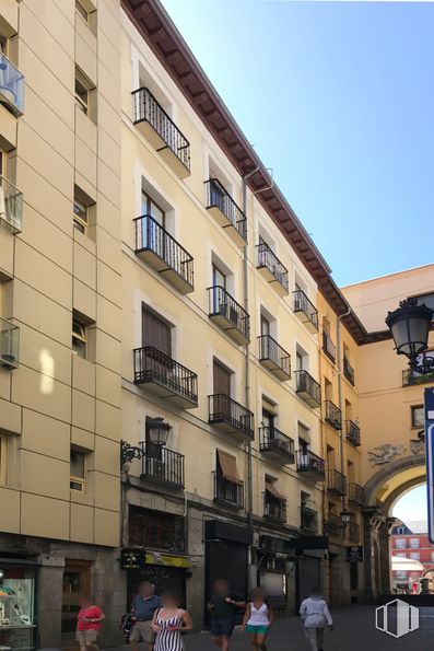 Retail for sale at Zona Sol - Opera, Centro, Madrid, 28012 with person, building, sky, window, urban design, house, residential area, condominium, neighbourhood and material property around