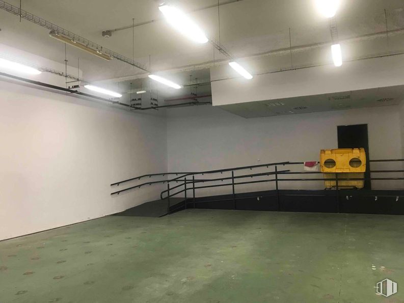 Nave en alquiler en Zona Fuencarral - El Pardo, Fuencarral - El Pardo, Madrid, 28034 con lámpara, alumbrado, suelo, suelos, pabellón, edificio, techo, hall, evento y habitación alrededor