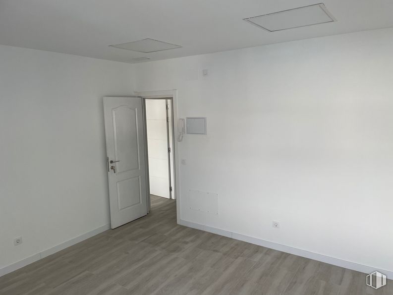 Oficina en alquiler en Calle Varsovia, 2, Alcalá de Henares, Madrid, 28806 con puerta, edificio, accesorio, madera, suelos, madera dura, casa, techo, asa y vidrio alrededor