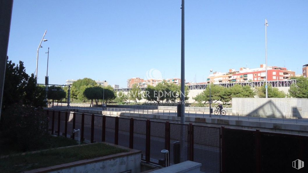 Office for rent at Zona Centro, La Latina, Madrid, 28011 with sky, building, street light, tree, window, house, urban design, plant, residential area and city around