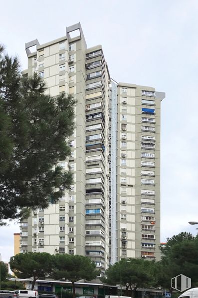 Local en alquiler en Calle Caleruega, 18, Ciudad Lineal, Madrid, 28033 con edificio, cielo, rascacielos, árbol, bloque de pisos, diseño urbano, condominio, nube, edificio comercial y vehículo alrededor