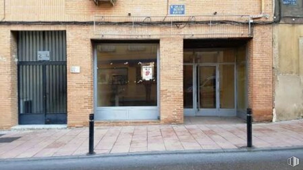 Retail for sale at Calle Ingeniero Mariño, Guadalajara, 19001 with door, building, property, brickwork, brick, wood, window, neighbourhood, road surface and facade around