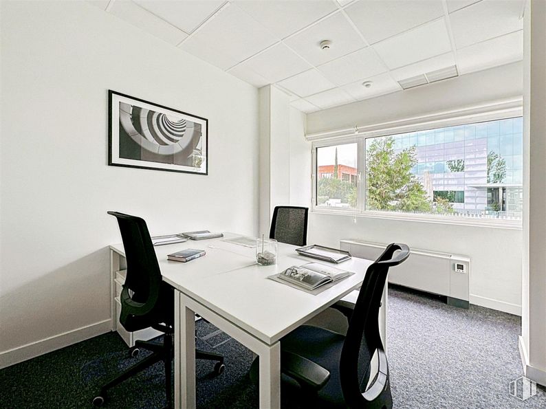 Oficina en alquiler en Regus Tres Cantos, Ronda Poniente, 2, Tres Cantos, Madrid, 28760 con silla, marco, escritorio, ventana, mueble, propiedad, mesa, edificio, interiorismo y rectángulo alrededor