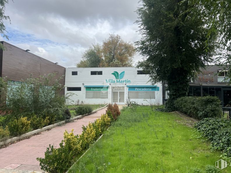 Local en venta en Urbanización Villafranca del Castillo, Villanueva de la Cañada, Madrid, 28691 con planta, cielo, nube, propiedad, ventana, lote de terreno, árbol, hierba, diseño urbano y barrio alrededor