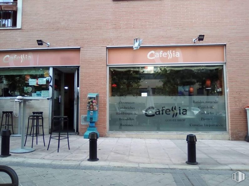 Local en venta en Avenida Peseta, Carabanchel, Madrid, 28054 con propiedad, ventana, accesorio, fuente, fachada, gas, ladrillo, albañilería, ciudad y asentamiento humano alrededor