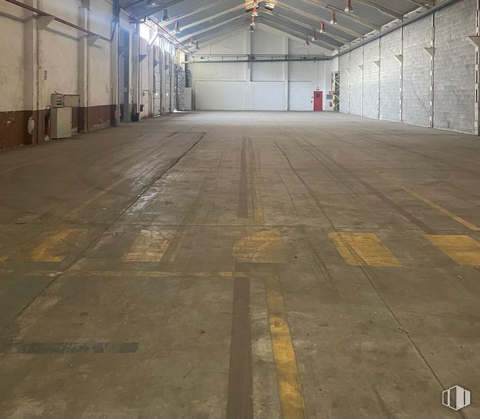 Industrial for rent at Colmenar Viejo - San Agustín de Guadalix, Soto del Real, Madrid, 28791 with floor, flooring, ceiling, composite material, hall, warehouse, concrete, metal, fluorescent lamp and building material around