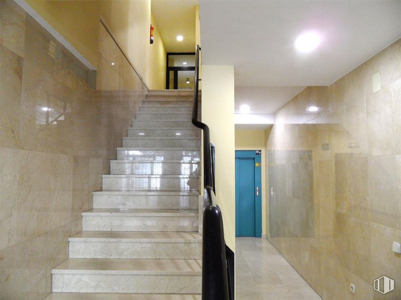 Oficina en alquiler en Calle Madrid, Getafe, Madrid, 28901 con puerta, escaleras, edificio, accesorio, madera, interiorismo, hall, suelos, casa y techo alrededor