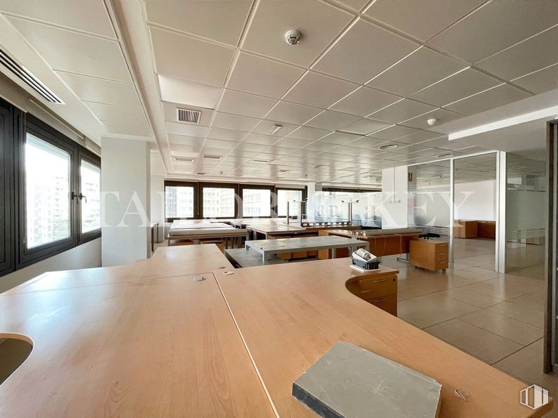 Office for rent at Calle Orense, Tetuán, Madrid, 28020 with flooring, interior design, floor, ceiling, wood, furniture, architecture, lighting, glass and desk around