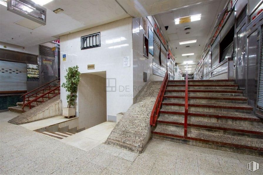 Local en venta en Calle Marqués de la Valdavia, Alcobendas, Madrid, 28100 con planta de interior, escaleras, planta, interiorismo, suelos, suelo, techo, accesorio, puerta y diseño urbano alrededor