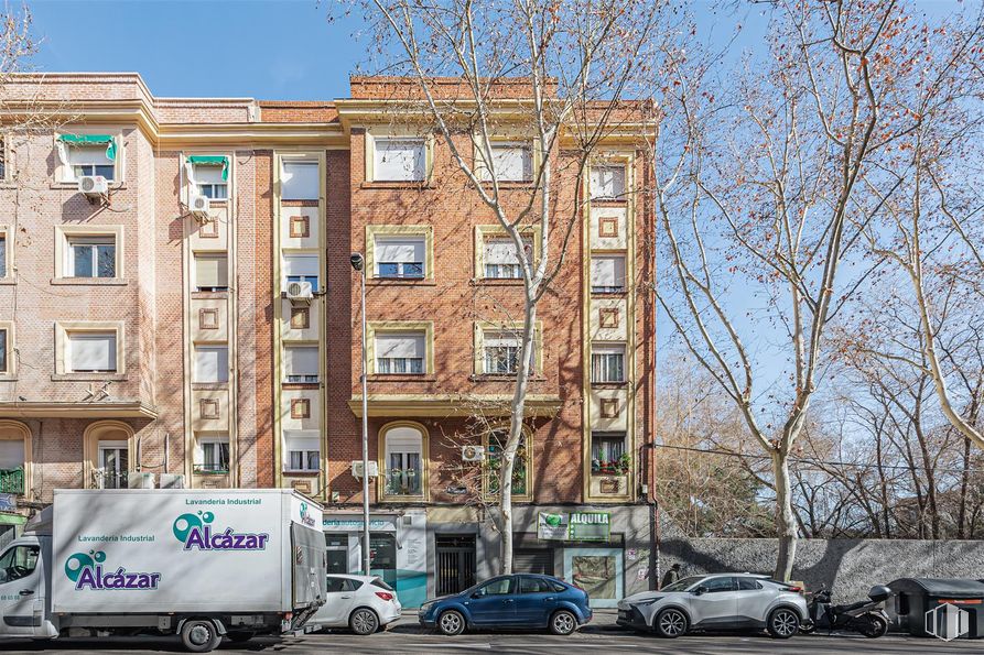 Retail for rent at Calle Antonio López, 25, Carabanchel, Madrid, 28019 with car, building, window, urban area, apartment, neighbourhood, urban design, metropolitan area, condominium and mixed-use around