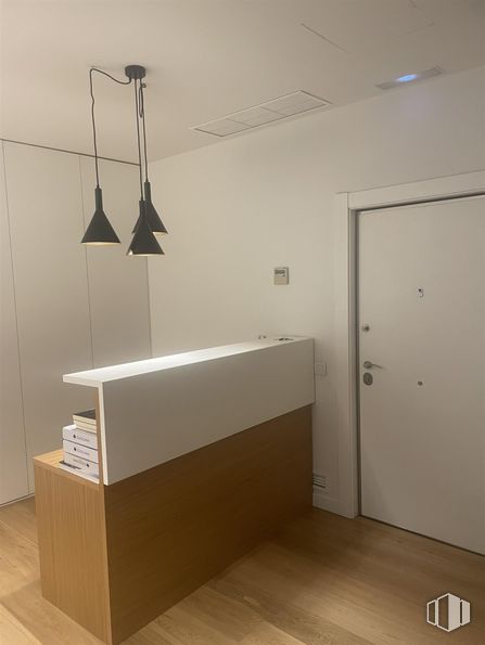 Oficina en venta en Calle Serrano, 213, Chamartín, Madrid, 28016 con alumbrado, ebanistería, puerta, madera, suelos, suelo, pared, techo, madera dura y accesorio alrededor