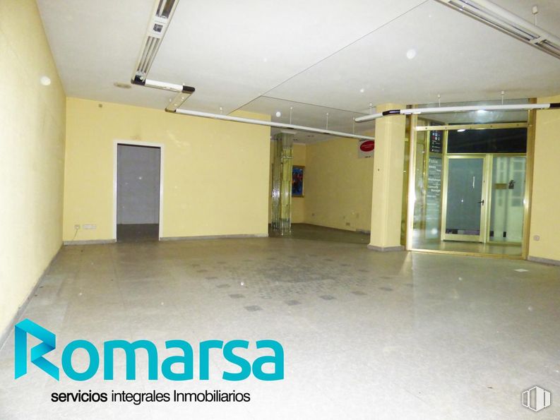 Retail for sale at Calle Eduardo Marquina, 31, Ávila, 05001 with door, flooring, floor, ceiling, transparency, hall, tile flooring, fluorescent lamp, cleanliness and plaster around