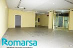 Retail for sale at Calle Eduardo Marquina, 31, Ávila, 05001 with door, flooring, floor, ceiling, transparency, hall, tile flooring, fluorescent lamp, cleanliness and plaster around