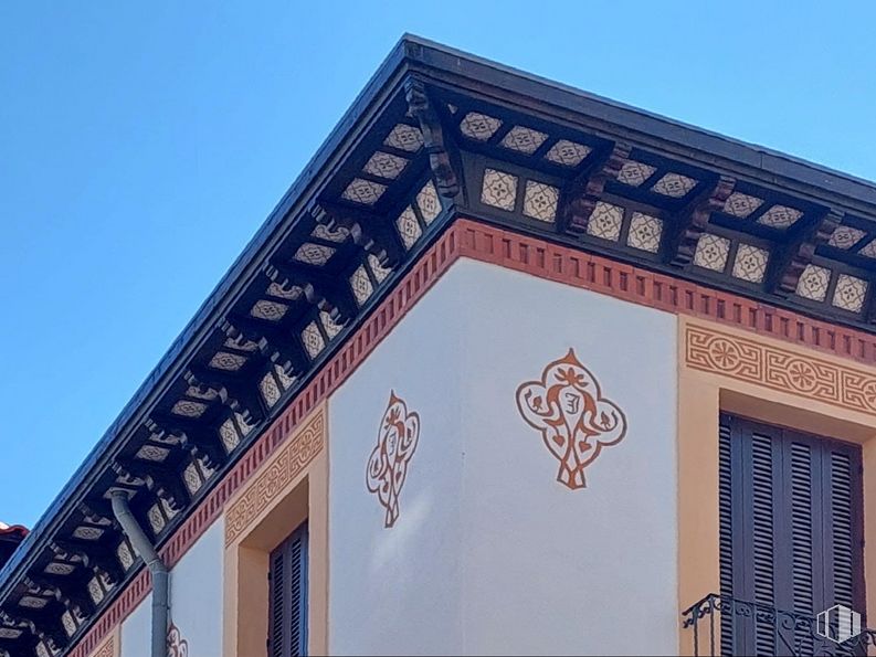 Retail for rent at Calle Tomás Luis de Victoria, 4, Ávila, 05001 with window, sky, building, blue, world, art, facade, roof, symmetry and city around