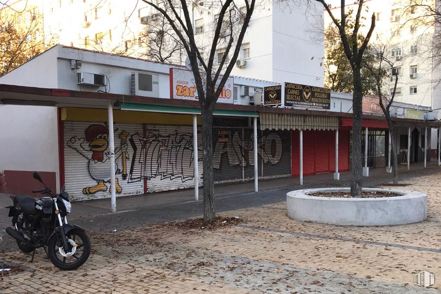 Local en alquiler en Calle Manojo Rosas, 44, Villaverde, Madrid, 28041 con rueda, motocicleta, neumático, árbol, vehículo, neumático automotriz, edificio, ventana, barrio y pared alrededor