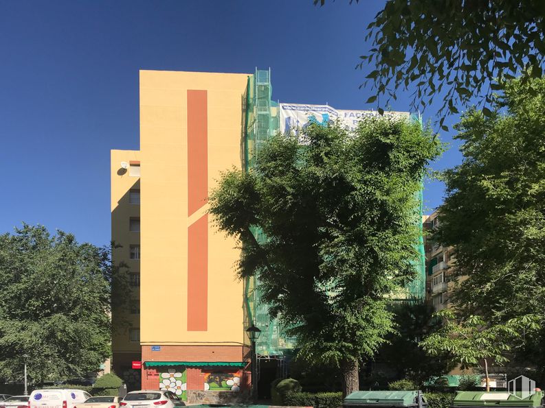 Local en venta en Calle de las Palmas, 48, Móstoles, Madrid, 28938 con edificio, cielo, planta, árbol, bloque de pisos, diseño urbano, condominio, fachada, edificio comercial y hierba alrededor