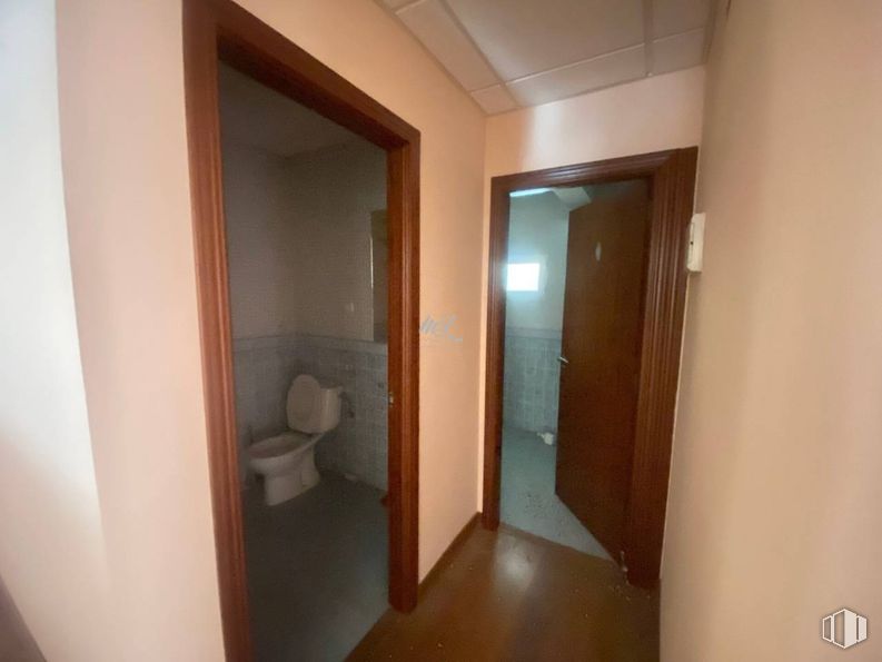 Nave en venta en Polígono Santa Bárbara, Toledo, 45006 con inodoro, suelos, suelo, madera, marrón, puerta, tinte para madera, habitación, madera dura y techo alrededor