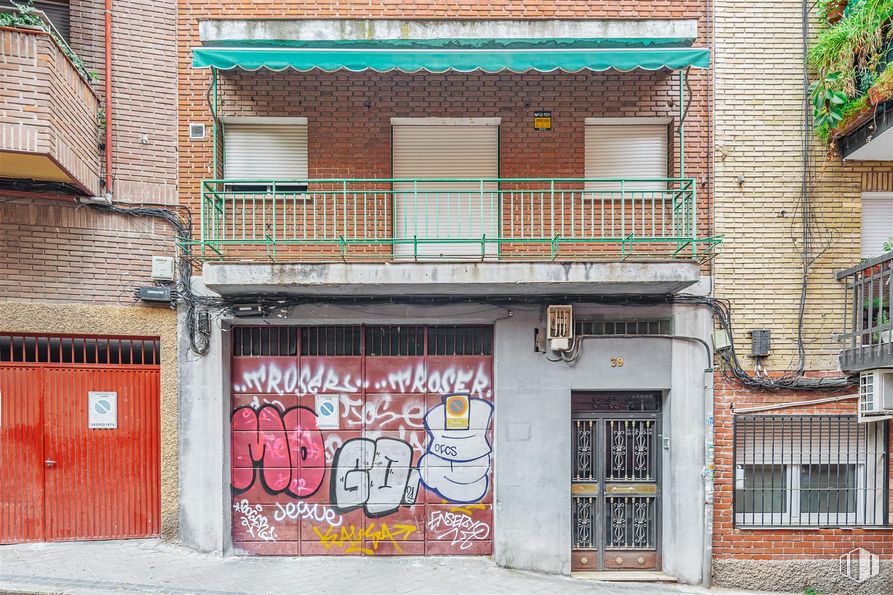 Suelo en venta en Calle Alfalfa, Tetuán, Madrid, 28029 con puerta, ventana, pared, fachada, calle, graffiti, pintura, arte callejero, hormigón y ladrillo alrededor