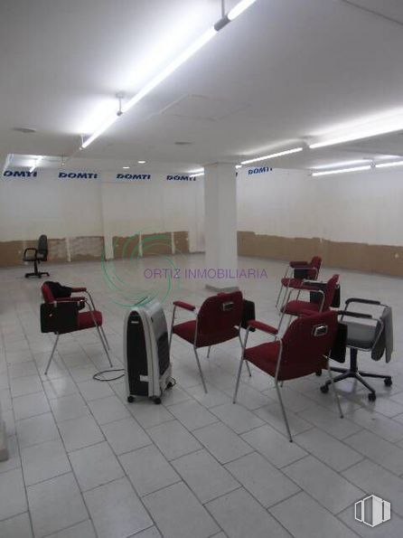 Retail for rent at Zona Centro, Cuenca, 16002 with chair, furniture, building, lighting, interior design, flooring, floor, hall, automotive design and city around