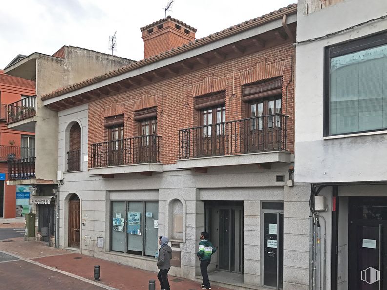 Local en alquiler y venta en Plaza Pueblo, 13, Colmenar Viejo, Madrid, 28770 con persona, ventana, edificio, propiedad, cielo, barrio, diseño urbano, pared, nube y área residencial alrededor