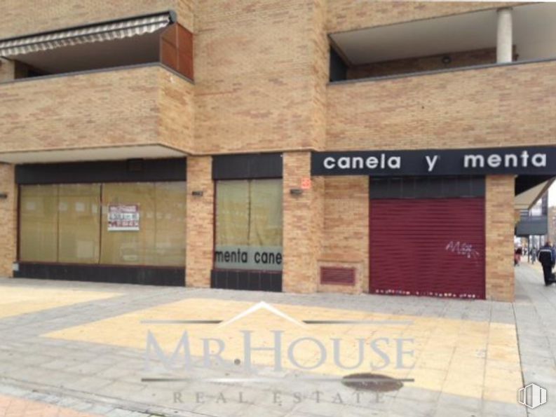 Retail for rent at Zona Parla Este, Parla, Madrid, 28980 with window, building, property, brick, brickwork, wood, wall, public space, flooring and building material around