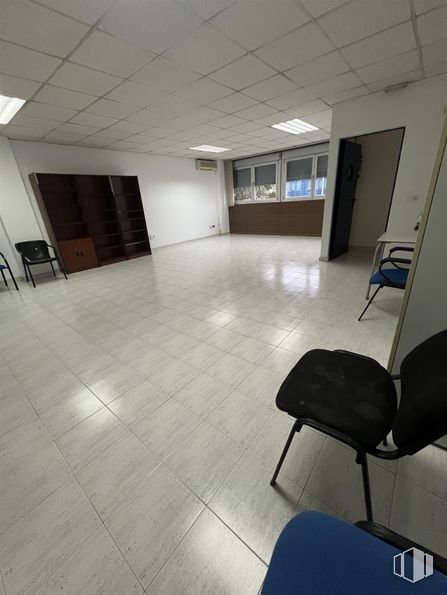 Nave en alquiler en Calle Puerto Navacerrada, 54, Móstoles, Madrid, 28935 con silla, puerta, suelos, suelo, interiorismo, techo, suelo de baldosas, azulejo, transparencia y madera dura alrededor