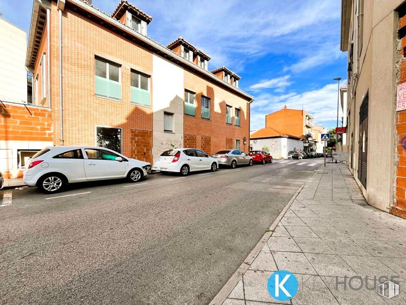 Local en alquiler y venta en Avenida Constitución, 30-34, San Fernando de Henares, Madrid, 28830 con coche, ventana, calle, asfalto, luz de estacionamiento, coche familiar, aparcamiento, matrícula del vehículo, coche mediano y vehículo de lujo alrededor