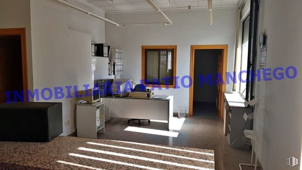 Retail for rent at Calle Santa Cristina, Mora, Toledo, 45400 with table, interior design, flooring, floor, fixture, hall, ceiling, event, room and city around