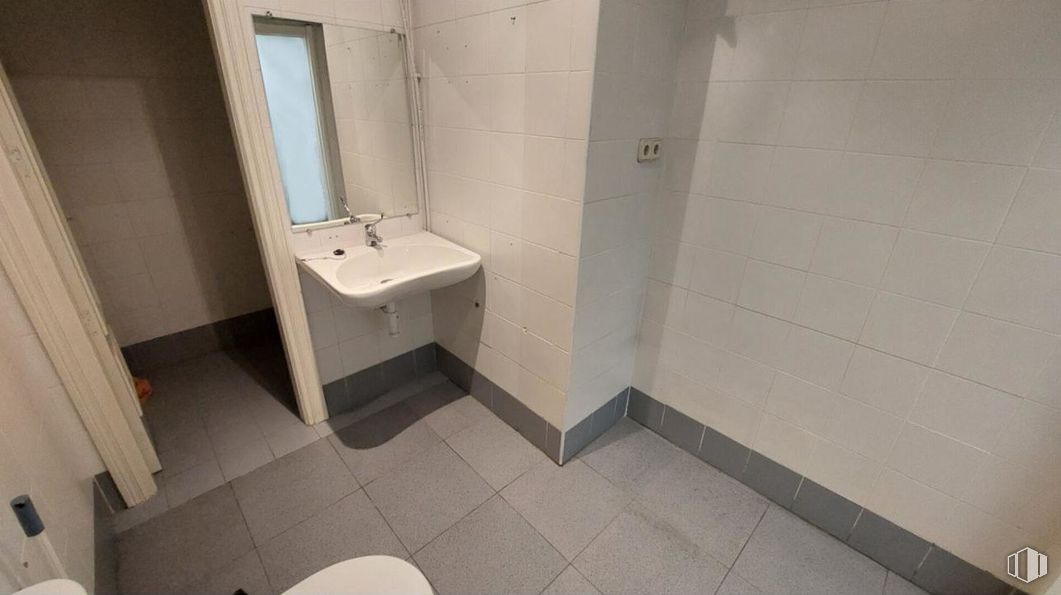 Retail for rent at Naranjo - La Serna, Fuenlabrada, Madrid, 28945 with sink, mirror, tap, bathroom sink, plumbing fixture, bathroom, flooring, floor, wood and fixture around