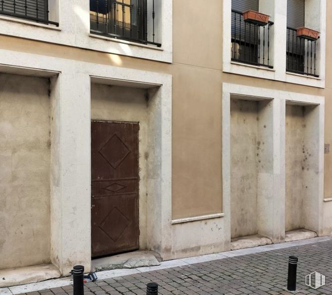 Retail for sale at Calle Herreros, Cuéllar, Segovia, 40200 with door, window, building, wood, fixture, line, road surface, wall, flooring and facade around