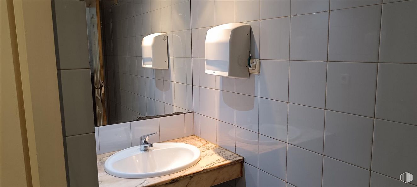 Retail for rent at Calle Castilla, 15, Tetuán, Madrid, 28039 with sink, countertop, hand dryer, mirror, bathroom sink, tap, plumbing fixture, property, bathroom and lighting around