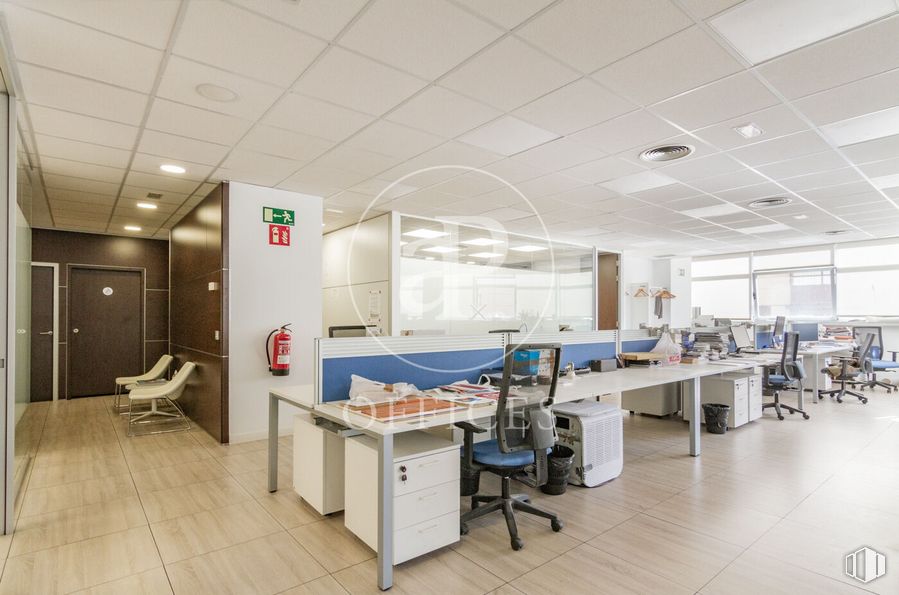 Oficina en alquiler y venta en Calle Alfonso Gómez, San Blas - Canillejas, Madrid, 28037 con silla, puerta, mueble, edificio, mesa, escritorio, hall, suelo, suelos y ingeniería alrededor