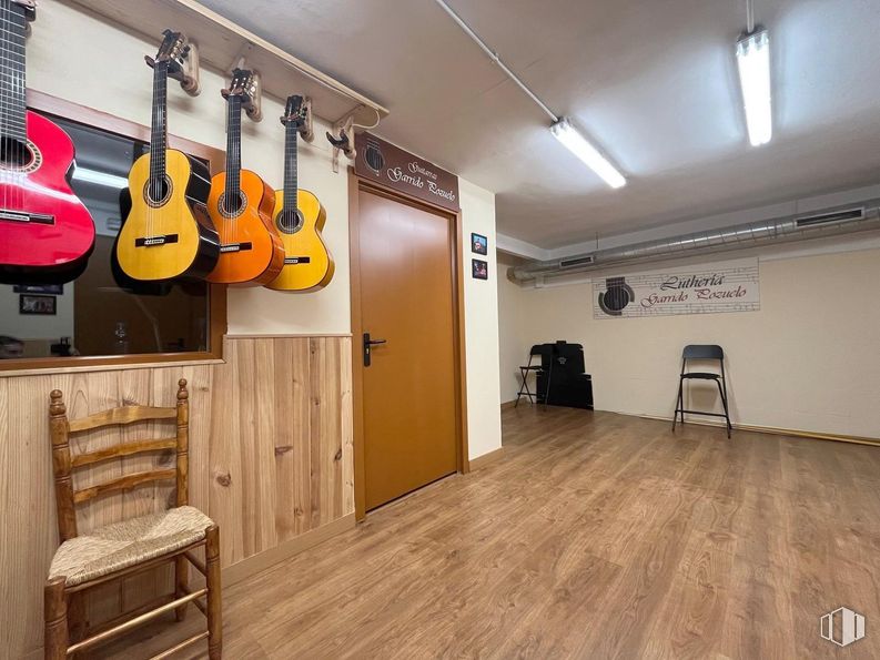 Local en venta en Calle Azcona, 15, Salamanca, Madrid, 28028 con puerta, silla, guitarra, lámpara, mueble, alumbrado, instrumento musical, madera, accesorio para guitarra y edificio alrededor