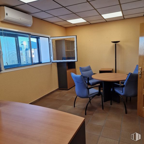 Industrial for sale & for rent at Avenida Naciones, Illescas, Toledo, 45200 with chair, lighting, table, window, furniture, wood, interior design, floor, flooring and wall around