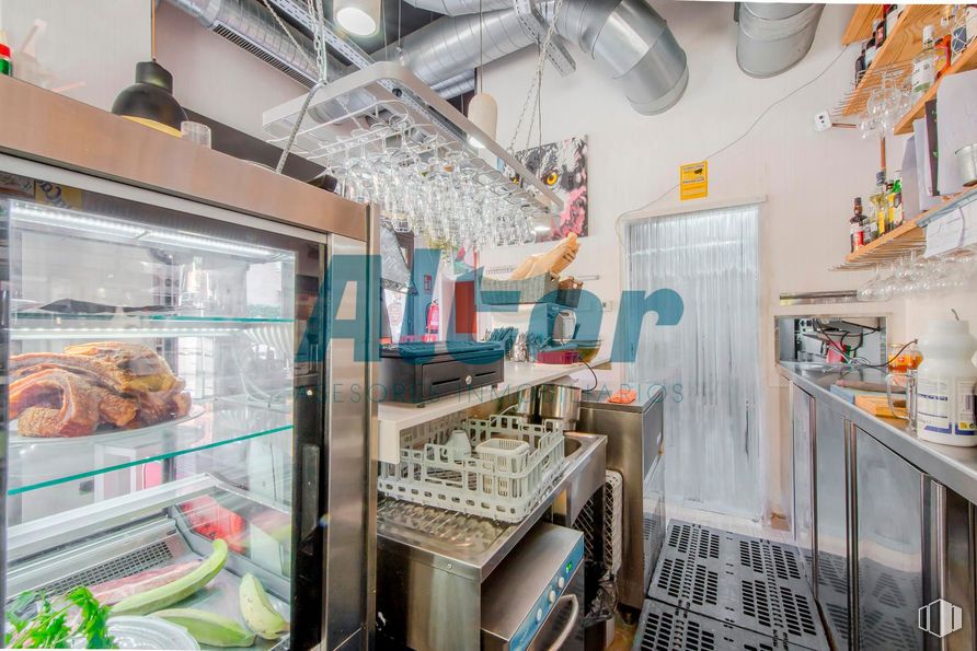 Retail for sale & for rent at Calle Barrilero, Retiro, Madrid, 28007 with food, refrigerator, interior design, restaurant, ceiling, countertop, fast food restaurant, kitchen, major appliance and shelf around